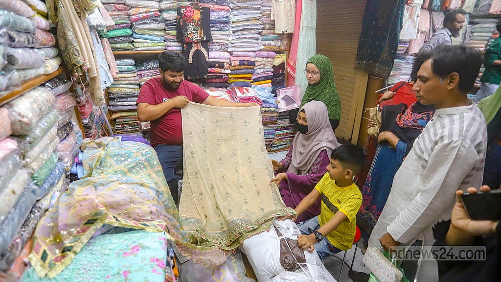 রাজধানীর চাঁদনী চক মার্কেটের একটি দোকানে ক্রেতাদের ভিড়।
