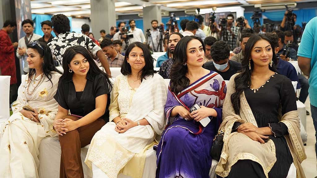 ‘দাগি’ সিনেমার অনুষ্ঠানে সিনেমার অভিনয়শিল্পীরা। ছবি: চরকির সৌজন্যে।