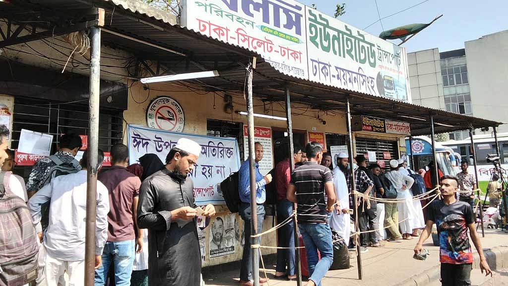 ঢাকার মহাখালী বাস টার্মিনালে বিভিন্ন পরিবহনের কাউন্টারে তাৎক্ষণিকভাবেই মিলছে টিকেট।