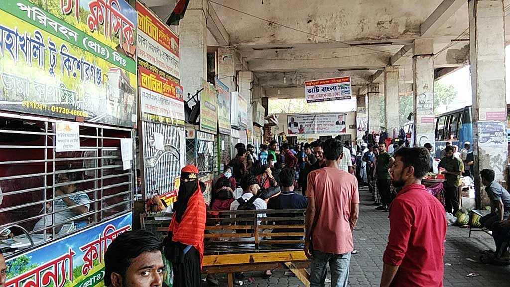 সরকারি ছুটি শুরুর দিন শুক্রবার ঢাকার মহাখালী বাস টার্মিনালের কাউন্টারগুলোতে টিকেটের জন্য যাত্রীদের দীর্ঘ সারি দেখা যায়নি।