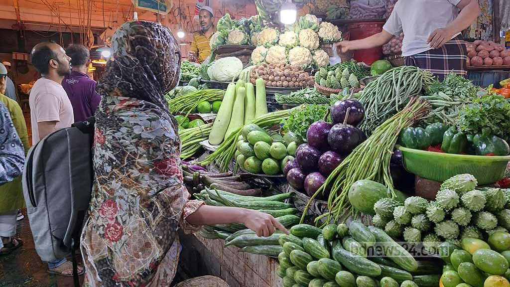 বেগুন, লেবু আর শসা আমদানির উদ্যোগ থাকলে হয়তো এগুলোর দামও সহনীয় থাকত।