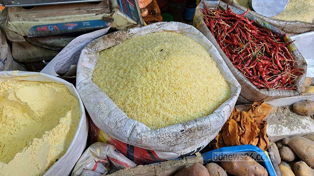 রাজধানীর কাঁচাবাজারগেুলোয় শুক্রবার ভুট্টার বেসনের কেজি ছিল ১৩০ থেকে ১৪০ টাকার মধ্যে। 