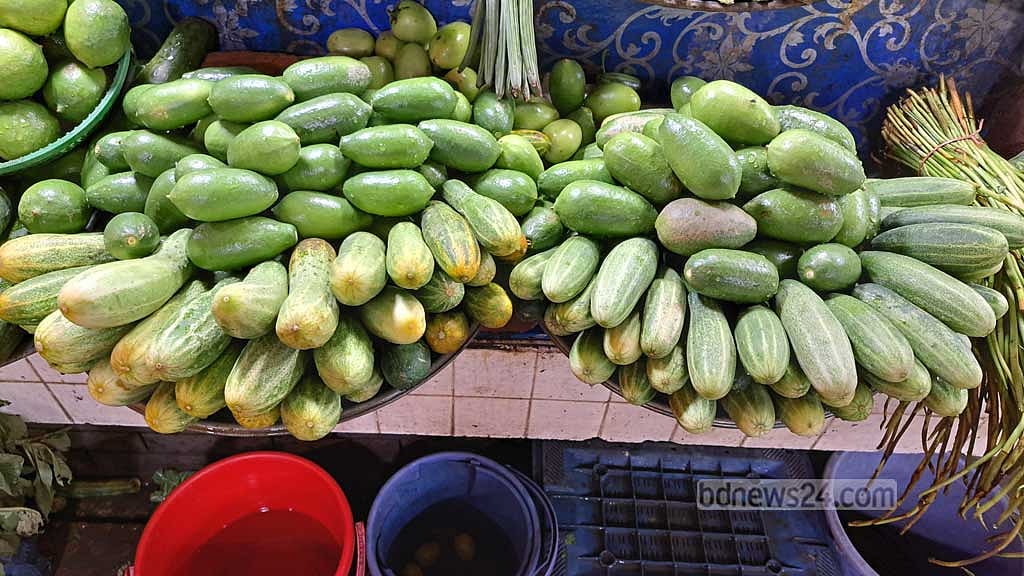 রোজার প্রথম থেকেই চড়ে থাকা বেগুন আর লেবুর দাম শুক্রবারও ছিল বাড়তি। 