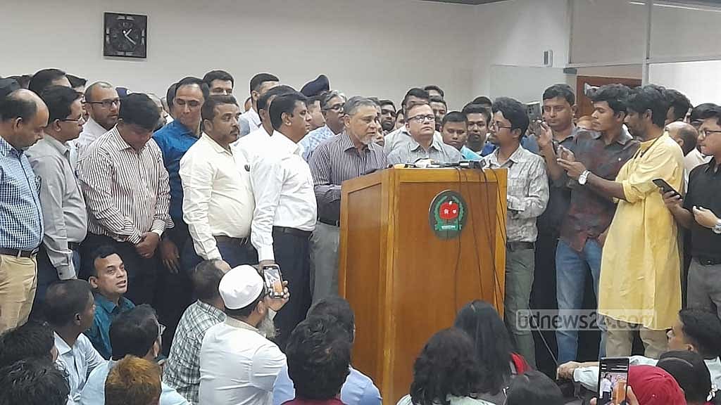 এনআইডি সেবা ইসির অধীনে রাখার দাবিতে গত ৬ মার্চ আগারগাঁওয়ে নির্বাচন ভবনে কর্মকর্তা-কর্মচারীদের অবস্থান কর্মসূচির সময় তাদের সঙ্গে কথা বলেন সিইসি এএমএম নাসির উদ্দিন। ফাইল ছবি