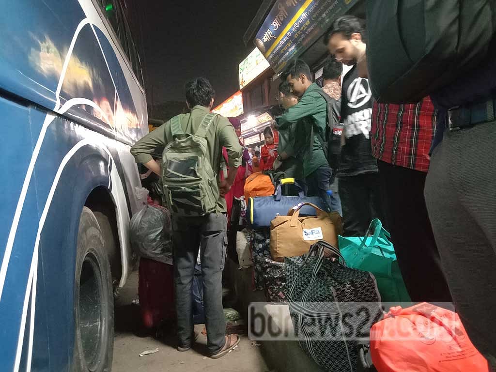 অনেকে মঙ্গলবার অফিস শেষে করেই চলে যান বাস কাউন্টারে। 