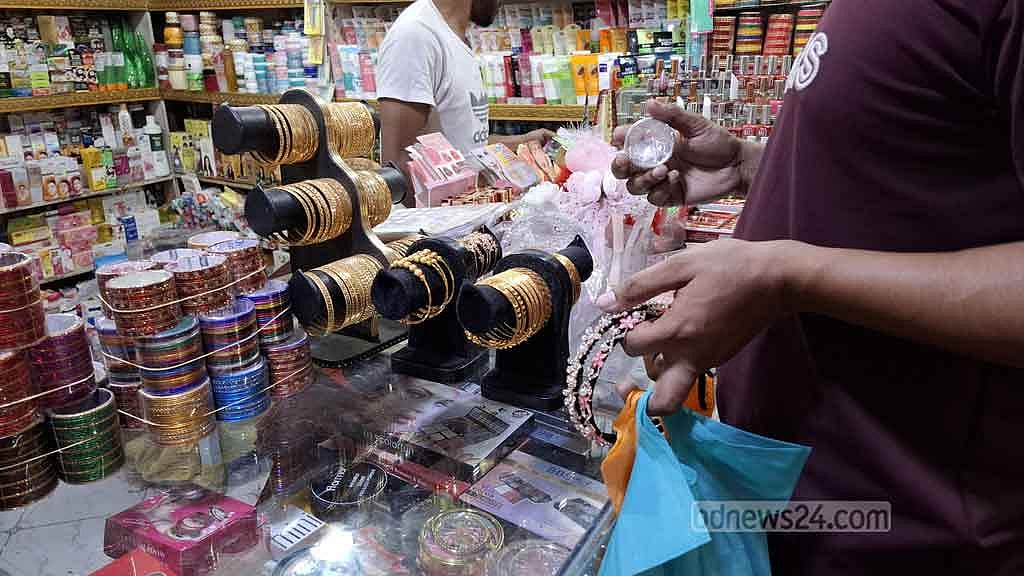 রাজধানীর মিরপুরে প্রসাধনীর দোকানগুলোয় ক্রেতার আনোগোনা খুব একটা নেই।