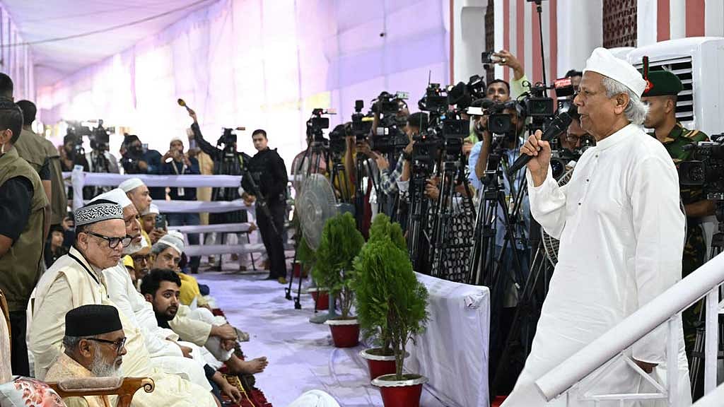 জাতীয় ঈদগাহে ঈদের জামাতে প্রধান উপদেষ্টা মুহাম্মদ ইউনূস। ছবি: পিআইডি