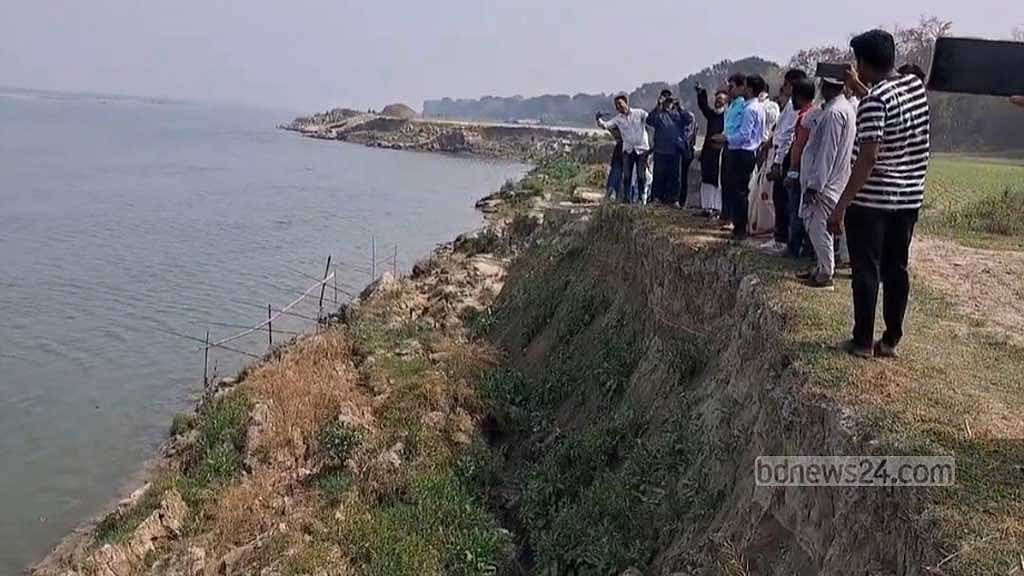 অবৈধভাবে বালু তোলায় পদ্মা নদীতে ভাঙন।