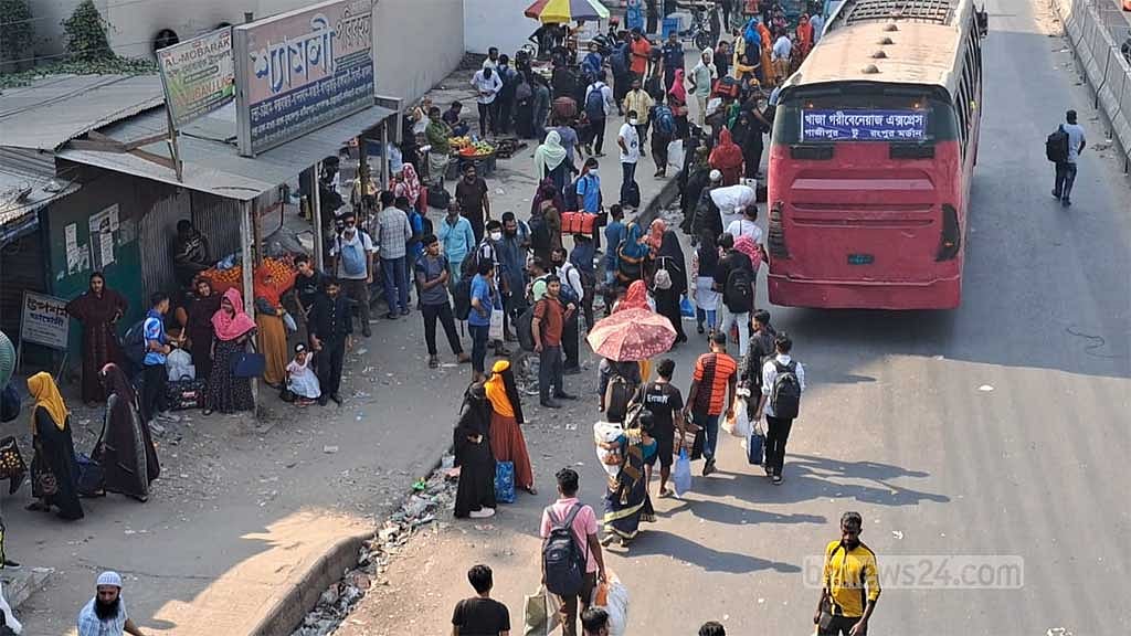 গাজীপুরে শুক্রবার বিকালের মধ্যে অনেক কারখানা ছুটি ঘোষণার পর সেদিন রাত থেকে ও শনিবার সকাল থেকে সড়কে চাপ বাড়ে ঘরমুখো মানুষের।