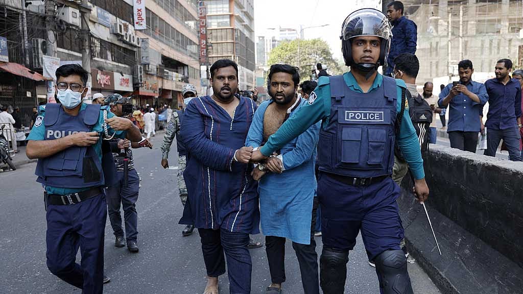 সংঘাতের পর হিযবুতের কয়েকজনকে আটক করে পুলিশ। ছবি: রয়টার্স