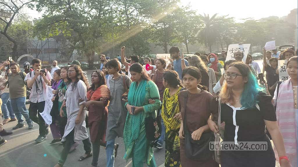 স্বরাষ্ট্র উপদেষ্টার অপসারণ দাবিতে ‘ধর্ষণ ও নিপীড়নের বিরুদ্ধে বাংলাদেশ’ ব্যানারে একদল শিক্ষার্থীর মিছিল। 