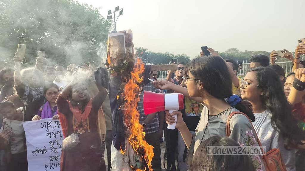 স্বরাষ্ট্র উপদেষ্টার অপসারণ দাবিতে সোমবার মানিক মিয়া এভিনিউয়ে তার কুশপুতুল পোড়ানো হয়।
