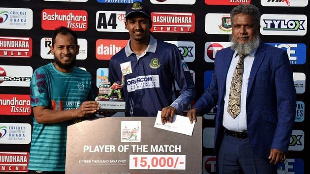 ইফতেখার হোসেনের হাতে ম্যাচ সেরার ট্রফি তুলে দিচ্ছেন মুশফিকুর রহিম। ছবি: গুলশান ক্রিকেট ক্লাব।