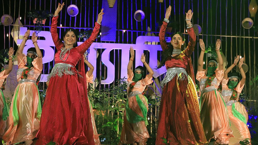 ইত্যাদির মঞ্চে পারসা ইভানা ও সাফা কবির, ছবি: ফাগুন অডিও ভিশনের সৌজন্যে। 