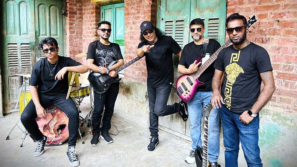 'রোমেল অ্যান্ড ফ্রেন্ডস' ব্যান্ডের সদস্যরা, ছবি: রোমেলের ফেইসবুক থেকে। 