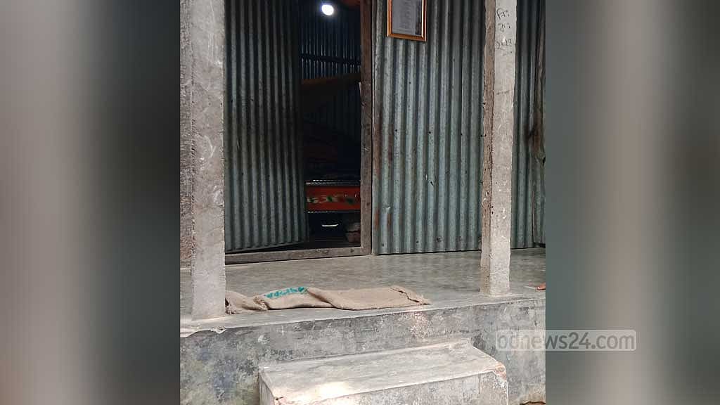 মাগুরার শ্রীপুরে ধর্ষণ ও হত্যার শিকার সেই শিশুটির গ্রামের বাড়ি।