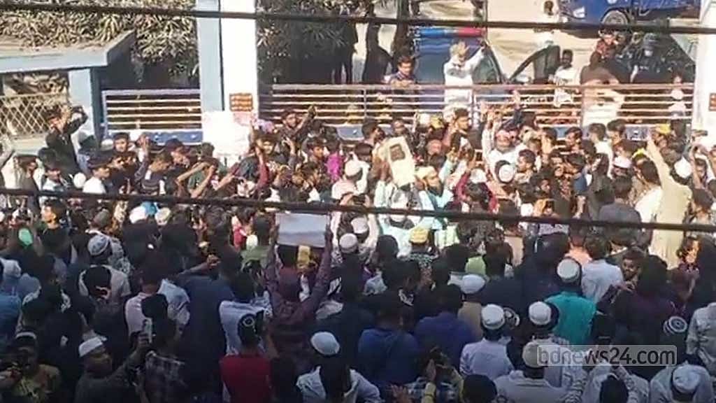 মাগুরায় শিশু ধর্ষণের অভিযোগে জড়িতদের শাস্তির দাবিতে ৭ মার্চ থানা ঘেরাও করে বিক্ষোভ দেখায় জনতা।