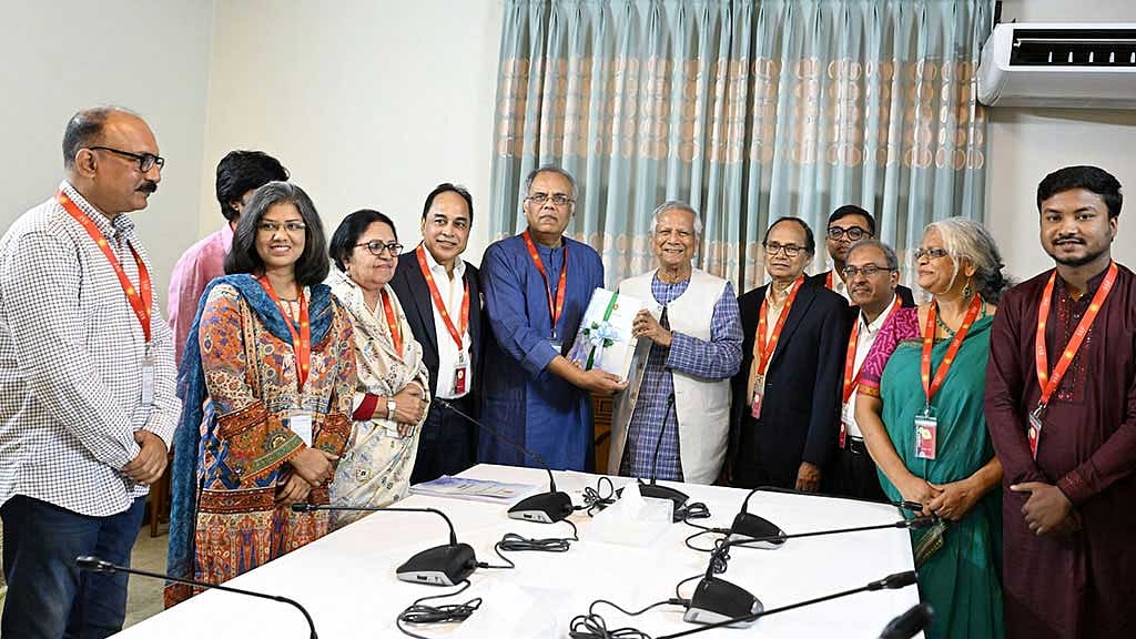 গণমাধ্যম সংস্কার কমিশন গত ২২ মার্চ রাষ্ট্রীয় অতিথি ভবন যমুনায় প্রধান উপদেষ্টা মুহাম্মদ ইউনূসের কাছে প্রতিবেদন হস্তান্তর করে। ছবি: পিআইডি