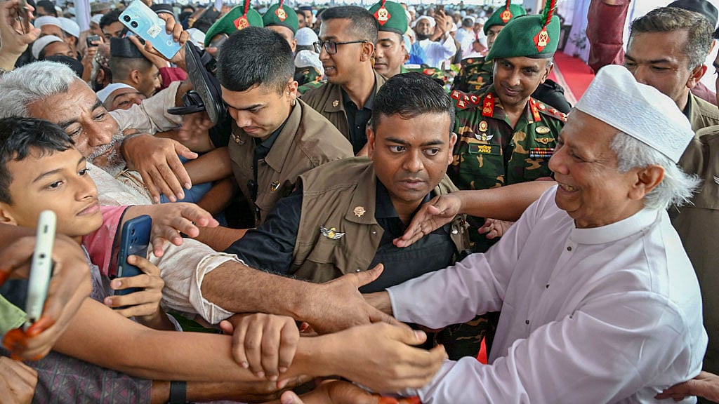 ৩১ মার্চ ২০২৫: জাতীয় ঈদগাহে ঈদুল ফিতরের প্রধান জামাতে অংশ নেন প্রধান উপদেষ্টা মুহাম্মদ ইউনূস। জামাত শেষে মানুষজনের সঙ্গে কুশল বিনিময় করেন তিনি। ছবি: পিআইডি