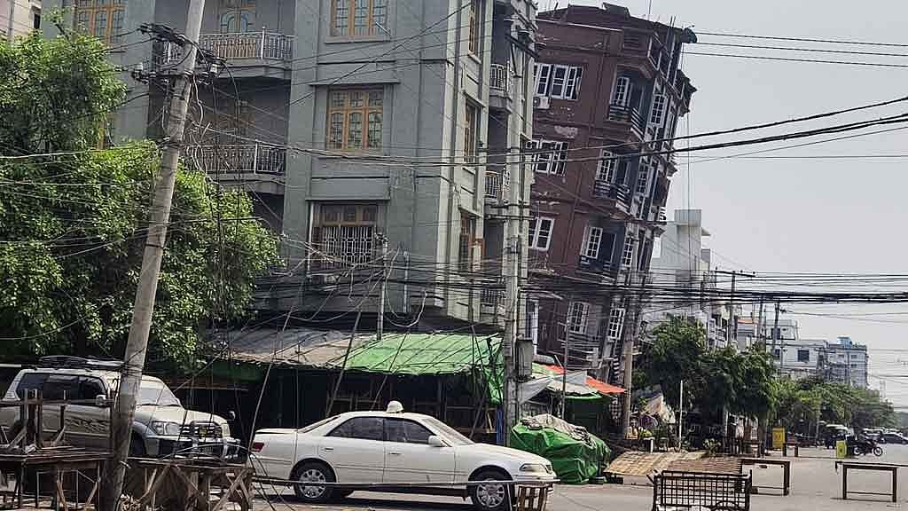 মিয়ানমারের মধ্যাঞ্চলে শক্তিশালী ভূমিকম্পের পর দ্বিতীয় বৃহত্তম শহর মান্দালয়ে হেলে পড়া একটি ভবন। ছবি: রয়টার্স