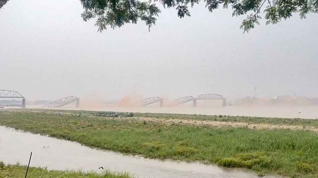 ভূমিকম্পে ভেঙে পড়া মান্দালয়ের আভা সেতু। ছবি: রয়টার্স 
