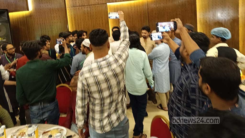সিলেটের বালুচরে আমানউল্ল্যাহ কনভেনশন সেন্টারে শনিবার এনসিপির ইফতারে হট্টগোল ও মারামারির ঘটনা ঘটে।