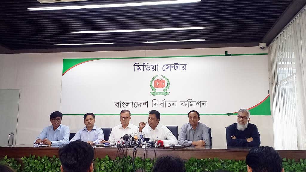 ঢাকার আগারগাঁওয়ে নির্বাচন ভবনে বুধবার সংবাদ সম্মেলন করে বৃহস্পতিবার ‘স্ট্যান্ড ফর এনআইডি’ কর্মসূচি পালনের ঘোষণা দেন বাংলাদেশ ইলেকশন কমিশন অফিসার্স অ্যাসোসিয়েশনের আহ্বায়ক মোহাম্মদ মনির হোসেন। ফাইল ছবি 