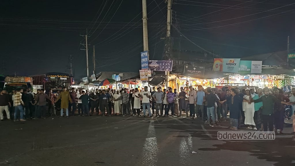 এক নারী শিক্ষার্থীকে হেনস্তা করার পর অটোরিকশা থেকে ফেলে দেওয়ার প্রতিবাদে নোয়াখালীর চৌমুহনীতে বুধবার রাতে সড়ক অবরোধ করেছেন শিক্ষার্থীরা।