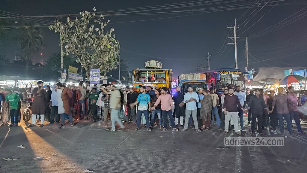 এক নারী শিক্ষার্থীকে হেনস্তা করার পর অটোরিকশা থেকে ফেলে দেওয়ার প্রতিবাদে নোয়াখালীর চৌমুহনীতে বুধবার রাতে সড়ক অবরোধ করেছেন শিক্ষার্থীরা।