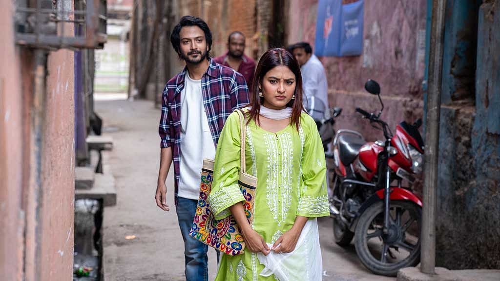 ‘অগ্নিশিখা’ নাটকের দৃশ্যে তানজিম সাইয়ারা তটিনী ও ইয়াশ রোহান , ছবি: প্রযোজনা প্রতিষ্ঠানের সৌজন্যে।