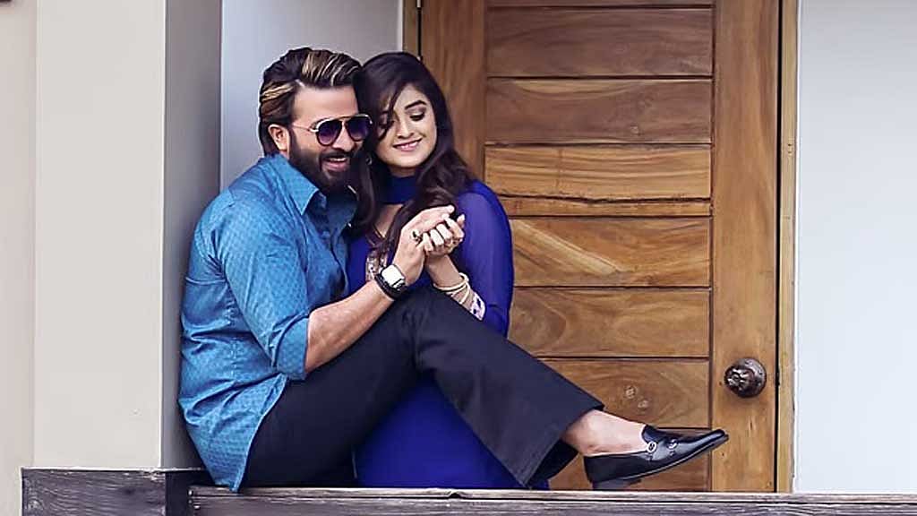 ‘অন্তরাত্মা’ সিনেমার দৃশ্যে শাকিব খান ও দর্শনা বণিক। ছবি: দর্শনা বণিকের ফেইসবুক থেকে।  