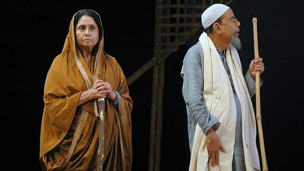 ‘পায়ের আওয়াজ পাওয়া যায়’ নাটকে ফেরদৌসী মজুমদার ও কেরামত মওলা।