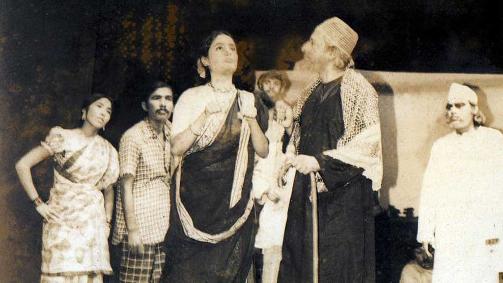 ১৯৭৭ সালে ‘পায়ের আওয়াজ পাওয়া যায়’ নাটকের মঞ্চায়ন। ছবি: রামেন্দু মজুমদারের সংগ্রহ থেকে