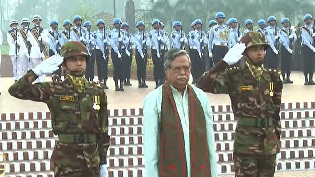 স্বাধীনতা দিবসের সকালে বুধবার সাভারে জাতীয় স্মৃতিসৌধে শ্রদ্ধা নিবেদন করেন রাষ্ট্রপতি মো. সাহাবুদ্দিন।