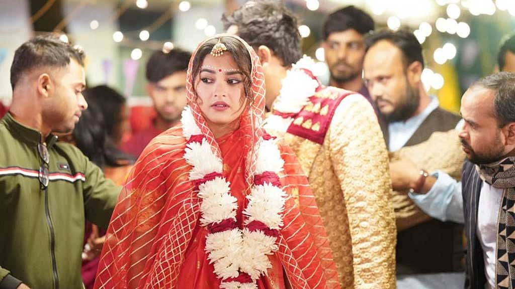 ‘প্রিয় প্রিয়সীনি’ নাটকের দৃশ্য, ছবি প্রযোজনা প্রতিষ্ঠানের সৌজন্যে।