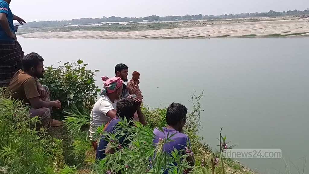কুমির দেখার প্রত্যাশায় গড়াই নদীর মোহনের ঘাট এলাকার নদীপাড়ে ভিড় করে আছেন বেশ কিছু মানুষ।