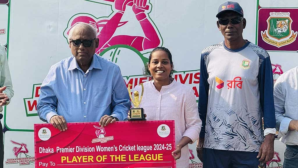 অলরাউন্ড নৈপুণ্যে টুর্নামেন্টের সেরা রিতু মনি (মাঝে)। ছবি: রিতু মনির ফেইসবুক