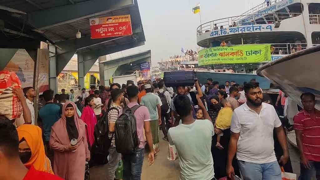বিকাল গড়াতেই সদরঘাটে ঘরমুখো মানুষের ভিড় বাড়তে থাকে।