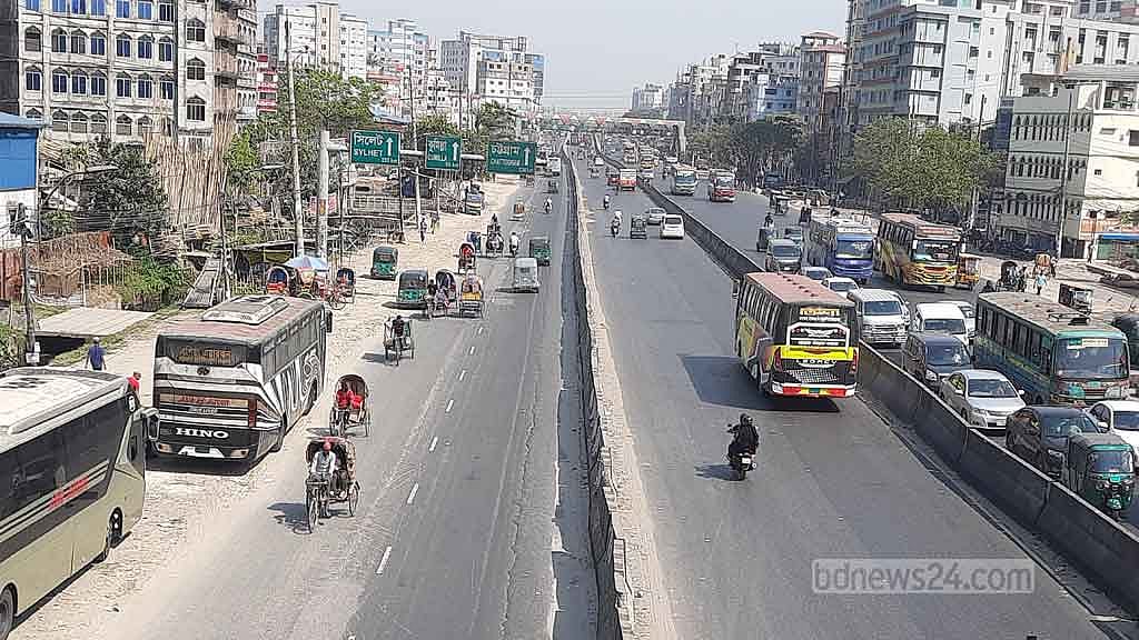ঈদুল ফিতরের ছুটি ঘিরে ঘরমুখো মানুষের চাপ কম সায়দাবাদ বাস টার্মিনালে।