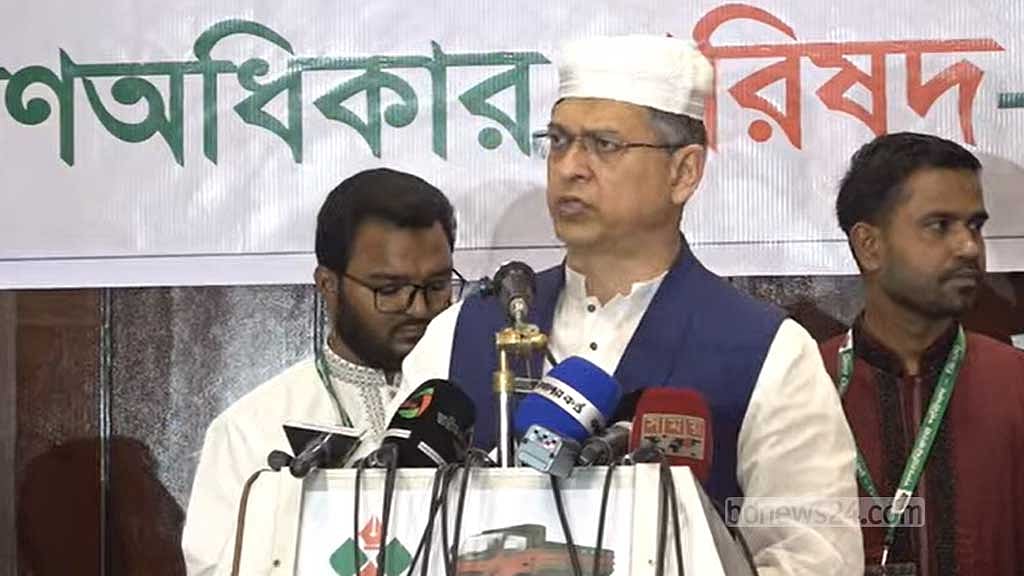 ঢাকায় স্কাইসিটি হোটেলে বৃহস্পতিবার গণঅধিকার পরিষদ আয়োজিত ইফতারে বক্তব্য রাখেন বিএনপির স্থায়ী কমিটির সদস্য সালাহউদ্দিন আহমেদ।
