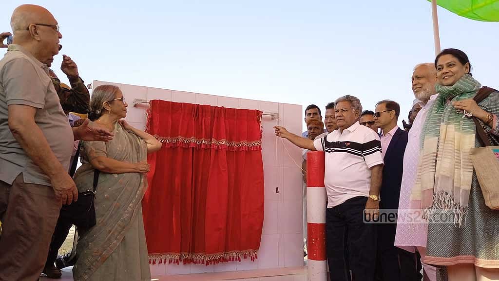 সোমবার সকালে ৬ জন উপদেষ্টা ফেরি উদ্বোধনের অনুষ্ঠানে উপস্থিত ছিলেন। ছবি: মিঠুন চৌধুরী