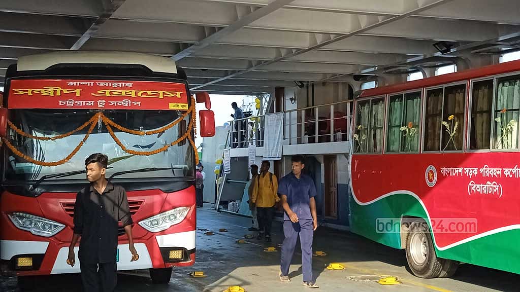 ফেরি চালু উপলক্ষ্যে ঢাকা-সন্দ্বীপ এবং চট্টগ্রাম-সন্দ্বীপ রুটে নতুন করে বিআরটিসির বাস সার্ভিস চালু করা হয়েছে। ছবি: মিঠুন চৌধুরী