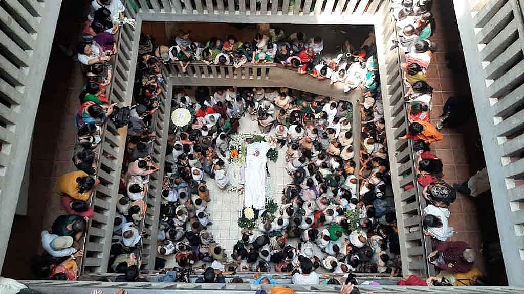 People from up and down Bangladesh gathered to bid a heartfelt farewell to the beloved icon of Bengali culture.