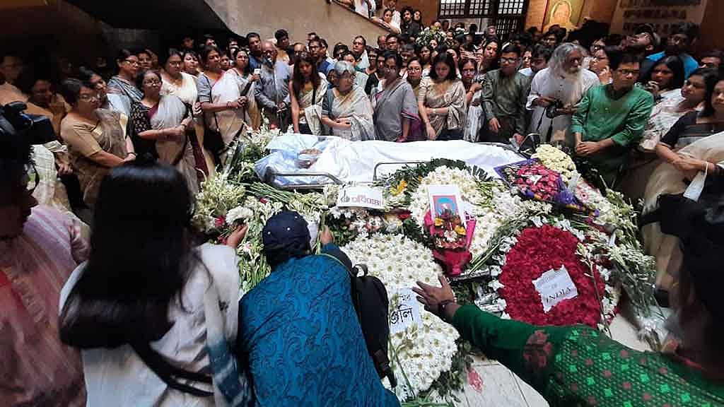 Friends, family, and admirers from all over the country offered their final tributes to Sanjida Khatun with flowers and solemn remembrance.