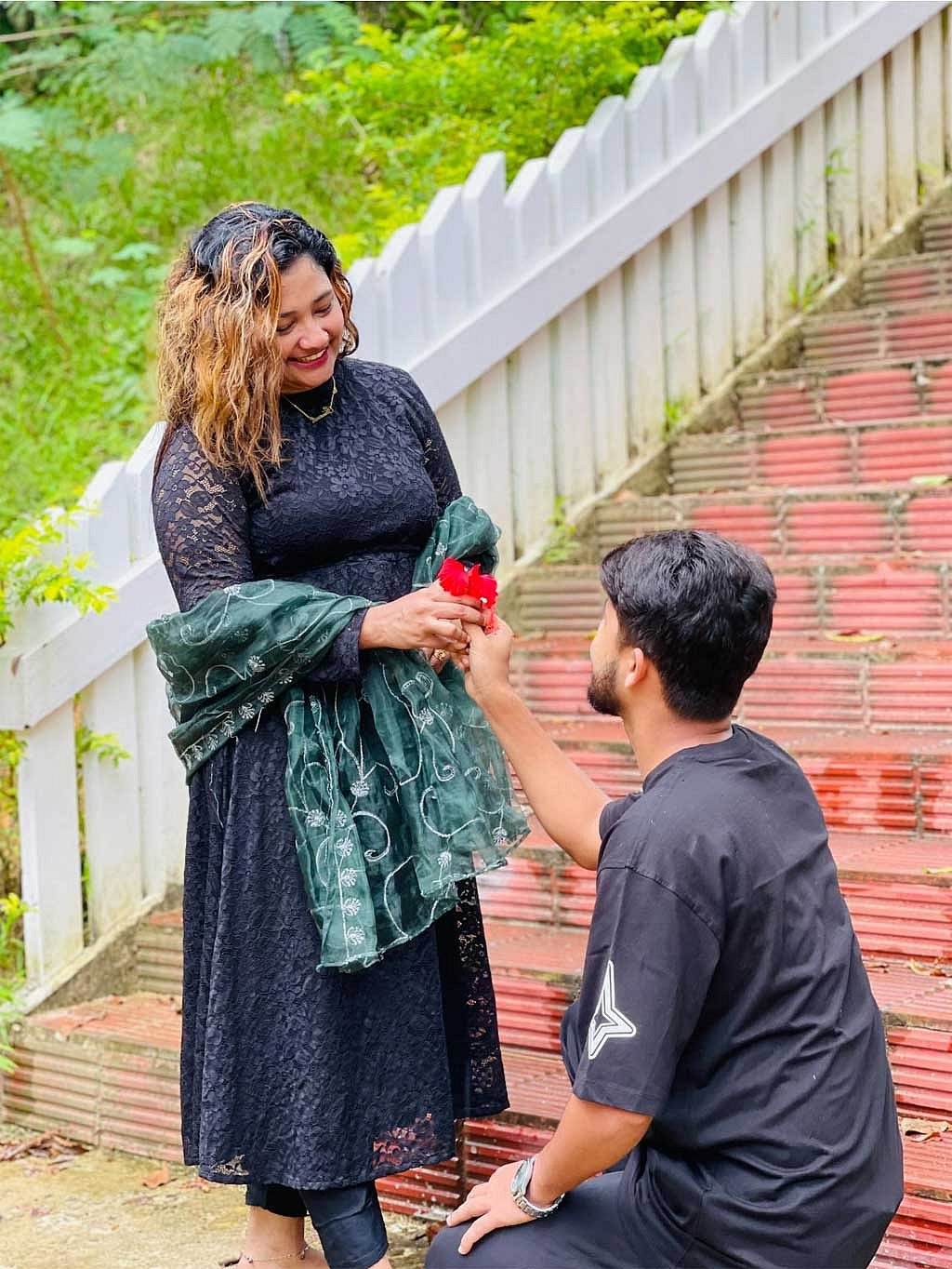 চট্টগ্রামের আলোচিত সন্ত্রাসী সাজ্জাদ হোসেন ওরফে ছোট সাজ্জাদ এবং তার স্ত্রী শারিমন আক্তার তামান্না। ছবি: তামান্নার ফেইসবুক পেইজ থেকে