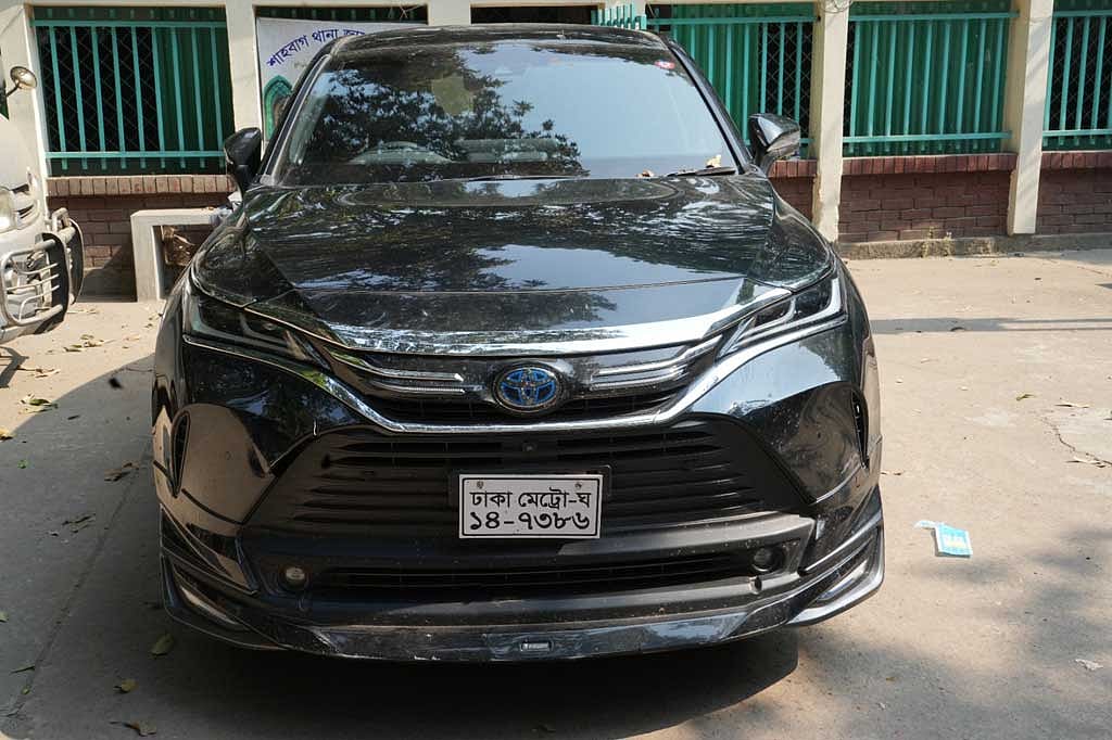 প্রতারক মাসুমের কাছ থেকে উদ্ধার করা গাড়ি।