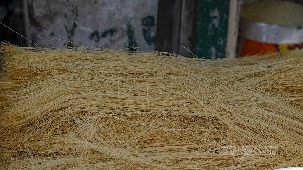 খোলা সেমাই এখনো মেলে বাজারে, তবে আগের মতো বেচাকেনা নেই। 