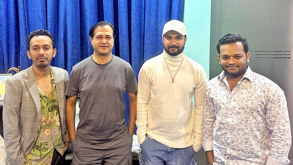 'টগর' সিনেমার শিল্পী কলাকুশলীরা, ছবি: নির্মাতার সৌজন্যে।