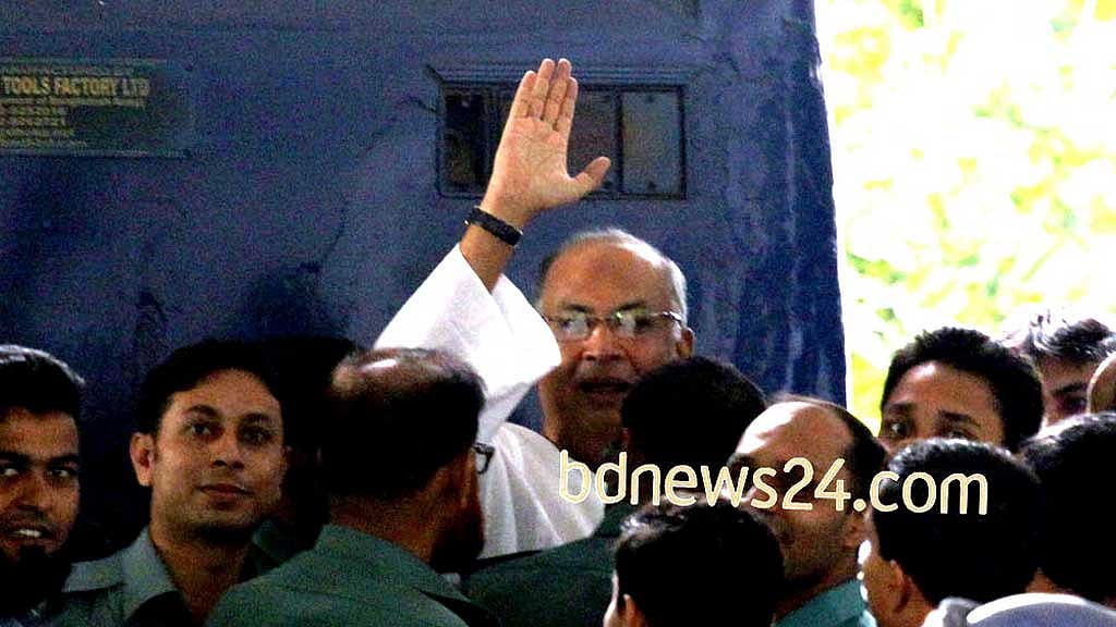 ট্রাইব্যুনালের রায়ের দিন প্রিজন ভ্যানে সাকা চৌধুরী। ফাইল ছবি