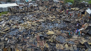 খোলা আকাশের নিচে বস্তিবাসী